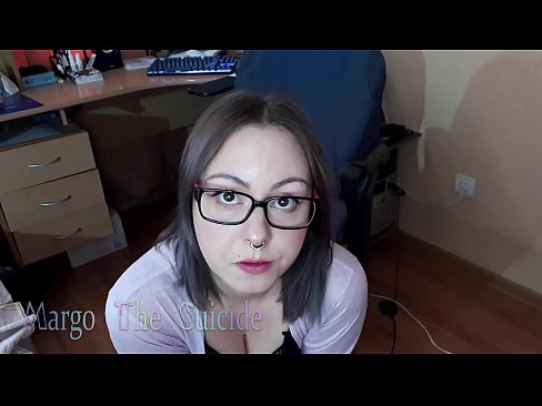 ❤️ Σέξι κορίτσι με γυαλιά πιπιλίζει Dildo βαθιά στην κάμερα ☑ Όμορφο πορνό ❤